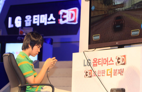 LG전자가 지난 20일ㆍ21일 서울 삼성동 코엑스에서 열린 e스포츠대회 ‘이스타즈 서울 2011(e-stars Seoul 2011)’에서 무안경 3D 스마트폰 ‘옵티머스 3D’를 활용한 국내 최초 ‘모바일 3D 게임대회’를 개최했다. 이번 대회는 글로벌 게임회사 게임로프트사(社)의 인기 레이싱 게임인 ‘아스팔트(Asphalt) 6’로 진행됐으며 1000여 명이 사전 예선에 참가해 성황을 이뤘다.  [사진제공=LG전자]