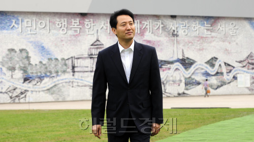 오세훈 서울시장이 21일 오전 기자회견을 통해 무상급식 투표율이 33.3% 이하거나 득표율이 낮을경우 시장을 사퇴하겠다고 밝힌 가운데 22일 오전 오시장이 신청사를 둘러본 뒤 서울광장을 가로질러 도보로 출근을 하고 있다. 박해묵 기자/mook@heraldm.com\r\n오세훈 서울시장이 21일 오전 기자회견을 통해 무상급식 투표율이 33.3% 이하거나 득표율이 낮을경우 시장을 사퇴하겠다고 밝힌 가운데 22일 오전 오시장이 신청사를 둘러본 뒤 서울광장을 가로질러 도보로 출근을 하고 있다. 박해묵 기자/mook@heraldm.com\r\n오세훈 서울시장이 21일 오전 기자회견을 통해 무상급식 투표율이 33.3% 이하거나 득표율이 낮을경우 시장을 사퇴하겠다고 밝힌 가운데 22일 오전 오시장이 신청사를 둘러본 뒤 서울광장을 가로질러 도보로 출근을 하고 있다. 박해묵 기자/mook@heraldm.com\r\n오세훈 서울시장이 21일 오전 기자회견을 통해 무상급식 투표율이 33.3% 이하거나 득표율이 낮을경우 시장을 사퇴하겠다고 밝힌 가운데 22일 오전 오시장이 신청사를 둘러본 뒤 서울광장을 가로질러 도보로 출근을 하고 있다. 박해묵 기자/mook@heraldm.com\r\n오세훈 서울시장이 21일 오전 기자회견을 통해 무상급식 투표율이 33.3% 이하거나 득표율이 낮을경우 시장을 사퇴하겠다고 밝힌 가운데 22일 오전 오시장이 신청사를 둘러본 뒤 서울광장을 가로질러 도보로 출근을 하고 있다. 박해묵 기자/mook@heraldm.com