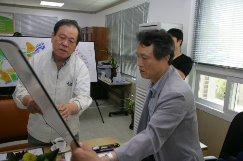 권도엽 국토해양부 장관이 지난 주말 동안 본청약(A1블록)이 진행 중인 강남보금자리주택 지구를 방문해 신재생에너지 시스템 등을 실험 중인 녹색기술체험관과 내년 10월 입주예정인 A2블록 공사현장 등을 점검했다. 권(오른쪽) 장관이 이지송(왼쪽) LH 사장으로부터 보금자리주택 건설현황에 대한 설명을 듣고, 서민주거안정을 위한 보금자리주택 정책의 차질 없는 추진을 당부했다.