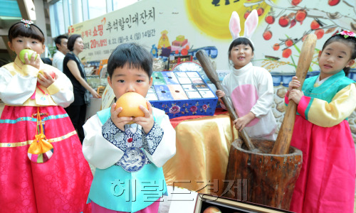 우체국쇼핑 추석맞이 팔도특산물전  22일 오전 서울 명동 중앙우체국에서 추석맞이 팔도특산물전이 열리고 있다. 우정사업본부 우체국쇼핑은 추석을 앞두고 팔도의 농수축산물을 최대 20% 깍아주는 할인대잔치를 8월 22일 부터 9월 4일까지 실시한다./ 안훈기자 rosedale@ 2011.08.22\r\n우체국쇼핑 추석맞이 팔도특산물전  22일 오전 서울 명동 중앙우체국에서 추석맞이 팔도특산물전이 열리고 있다. 우정사업본부 우체국쇼핑은 추석을 앞두고 팔도의 농수축산물을 최대 20% 깍아주는 할인대잔치를 8월 22일 부터 9월 4일까지 실시한다./ 안훈기자 rosedale@ 2011.08.22\r\n우체국쇼핑 추석맞이 팔도특산물전  22일 오전 서울 명동 중앙우체국에서 추석맞이 팔도특산물전이 열리고 있다. 우정사업본부 우체국쇼핑은 추석을 앞두고 팔도의 농수축산물을 최대 20% 깍아주는 할인대잔치를 8월 22일 부터 9월 4일까지 실시한다./ 안훈기자 rosedale@ 2011.08.22