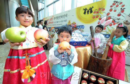우체국쇼핑 추석맞이 팔도특산물전  22일 오전 서울 명동 중앙우체국에서 추석맞이 팔도특산물전이 열리고 있다. 우정사업본부 우체국쇼핑은 추석을 앞두고 팔도의 농수축산물을 최대 20% 깍아주는 할인대잔치를 8월 22일 부터 9월 4일까지 실시한다./ 안훈기자 rosedale@ 2011.08.22\r\n우체국쇼핑 추석맞이 팔도특산물전  22일 오전 서울 명동 중앙우체국에서 추석맞이 팔도특산물전이 열리고 있다. 우정사업본부 우체국쇼핑은 추석을 앞두고 팔도의 농수축산물을 최대 20% 깍아주는 할인대잔치를 8월 22일 부터 9월 4일까지 실시한다./ 안훈기자 rosedale@ 2011.08.22\r\n우체국쇼핑 추석맞이 팔도특산물전  22일 오전 서울 명동 중앙우체국에서 추석맞이 팔도특산물전이 열리고 있다. 우정사업본부 우체국쇼핑은 추석을 앞두고 팔도의 농수축산물을 최대 20% 깍아주는 할인대잔치를 8월 22일 부터 9월 4일까지 실시한다./ 안훈기자 rosedale@ 2011.08.22\r\n서울 명동 중앙우체국에 22일 오전 추석맞이 팔도특산물전이 열리고 있다. 우정사업본부 우체국쇼핑은 추석을 앞두고 팔도의 농수축산물을 최대 20% 깎아주는 할인 대잔치를 22일부터 9월 4일까지 실시한다. 안훈 기자/rosedale@heraldm.com