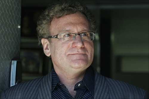 <YONHAP PHOTO-1494> In this photo taken Aug. 9, 2011, Dr. Robert Goldman, one of the co-founders of the American Academy of Anti-Aging Medicine, is photographed at his office in Chicago. "People should be healthy and strong well into 100 to 120 years of age," Goldman says in a biographical video. "That's what's really exciting - to live in a time period when the impossible is truly possible." (AP Photo/M. Spencer Green)/2011-08-20 23:54:04/ <저작권자 ⓒ 1980-2011 ㈜연합뉴스. 무단 전재 재배포 금지.>\r\nRobert Goldman, one of the co-founders of the American Academy of Anti-Aging Medicine, at his office in Chicago.      AP-Yonhap News