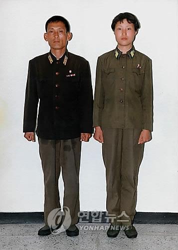 Seok Young-hwan and his wife Song Myong-sun after defecting to South Korea in 1998.    Yonhap News