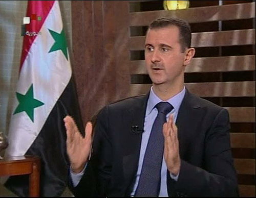 <YONHAP PHOTO-0163> In this image from a Syrian state television interview broadcast Sunday Aug 21 2011, President Bashar Assad says his security forces are making gains against a 5-month-old uprising and says his government is in no danger of falling. He repeated plans to introduce reforms to Syria, one of the most authoritarian states in the Middle East. He said a committee to study reforms would need at least six months to work. He said the situation in Syria "may seem dangerous ... but in fact we are able to deal with it." (AP Photo/ Syrian state tv via APTN)/2011-08-22 05:58:46/ <저작권자 ⓒ 1980-2011 ㈜연합뉴스. 무단 전재 재배포 금지.>\r\nBashar Assad talks on state TV on Sunday. AP-Yonhap News