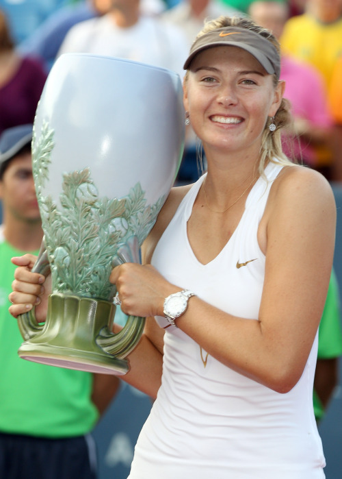 <YONHAP PHOTO-0456> MASON, OH - AUGUST 21: Maria Sharapova of Russia poses with her trophy after she defeated Jelena Jankovic of Serbia during the Western & Southern Open at the Lindner Family Tennis Center on August 21, 2011 in Mason, Ohio. Elsa/Getty Images/AFP== FOR NEWSPAPERS, INTERNET, TELCOS & TELEVISION USE ONLY == /2011-08-22 09:55:14/ <저작권자 ⓒ 1980-2011 ㈜연합뉴스. 무단 전재 재배포 금지.>\r\nMaria Sharapova poses with her trophy during the Western & Southern Open at the Lindner Family Tennis Center in Mason, Ohio, Sunday.  AFP-Yonhap News\r\nMaria Sharapova poses with her trophy during the Western & Southern Open at the Lindner Family Tennis Center in Mason, Ohio, Sunday.  AFP-Yonhap News