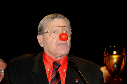 <YONHAP PHOTO-0014> In this photo provided by the Las Vegas News Bureau, Jerry Lewis accepts the Nevada Broadcasters Association (NBA) Lifetime Achievement Award, in true Jerry Lewis style wearing his red clown nose, in Las Vegas Saturday Aug. 20, 2011. (AP Photo/Las Vegas News Bureau, Glenn Pinkerton)/2011-08-22 00:17:29/ <저작권자 ⓒ 1980-2011 ㈜연합뉴스. 무단 전재 재배포 금지.>\r\nJerry Lewis accepts the Nevada Broadcasters Association Lifetime Achievement Award in Las Vegas on Aug. 20.  AP-Yonhap News