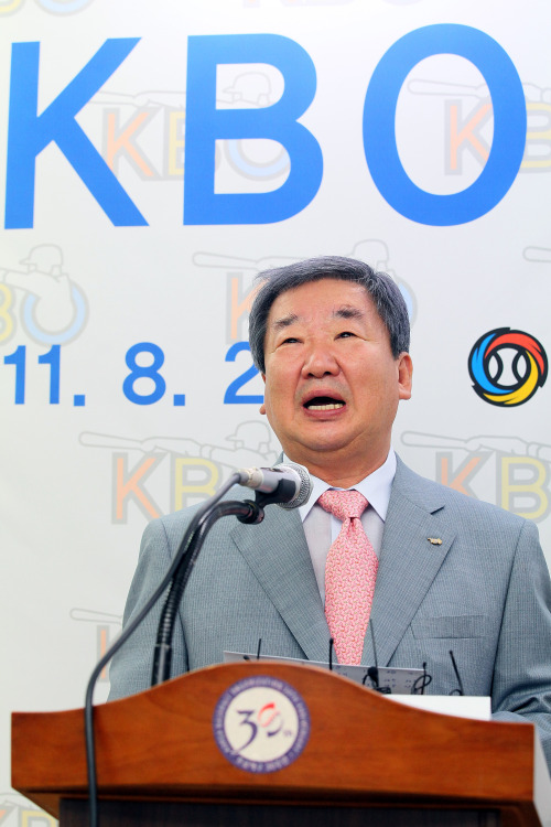 <YONHAP PHOTO-1043> 구본능 KBO 총재, 공식 취임 (서울=연합뉴스) 박지호 기자 = 22일 서울 강남구 도곡동 야구회관에서 열린 제19대 KBO 총재 취임식에서 구본능 신임 총재가 취임사를 하고 있다. 2011.8.22 jihopark@yna.co.kr/2011-08-22 14:52:57/ <저작권자 ⓒ 1980-2011 ㈜연합뉴스. 무단 전재 재배포 금지.>\r\nKoo Bon-neung.  Yonhap News