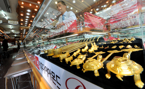 종로 귀금속 상가 스케치/ 안훈기자 rosedale@\r\nGold items are displayed at a jeweler’s shop in central Seoul. \r\n Ahn Hoon/The Korea Herald