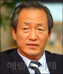 정몽준, 한나라당 국회의원, 대한축구협회 명예회장, 외교통상통일위원회 위원/  정몽준 “정치인 인기란 목욕탕 수증기”