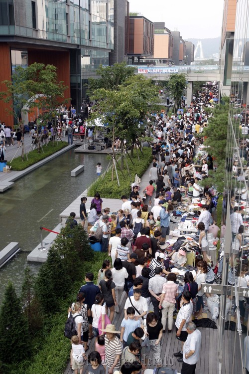 Crowds bustle along Canal Walk during the Good Market in Songdo.    Good Market in Songdo