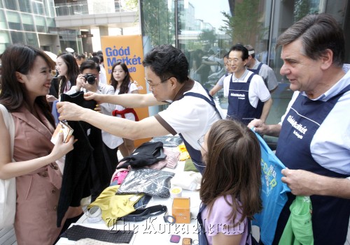 Shoppers bargain over goods at the Good Market in Songdo in Incheon.      Good Market in Songdo