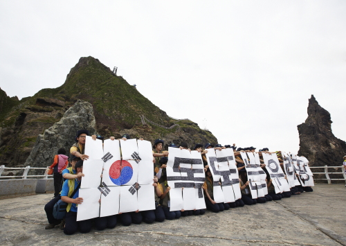 LH 대학생 탐사대가 독도에서 ‘독도는 우리땅’이라는 카드섹션 퍼포먼스를 펼치고 있다.