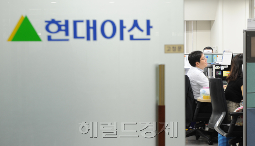 북한이 금강산관광지구 내 남측 재산권 문제와 관련하여 남측 기업들의 재산 및 이권보호를 완전히 포기한 것으로 인정한다고 밝힌 가운데  23일 오전 서울 종로구 연지동 현대아산사옥에서 직원들이 근무를 하고 있다.<br />이상섭 기자 babtong@heraldm.com 2011.08.23\r\n북한이 금강산관광지구 내 남측 재산권 문제와 관련하여 남측 기업들의 재산 및 이권보호를 완전히 포기한 것으로 인정한다고 밝힌 가운데  23일 오전 서울 종로구 연지동 현대아산사옥에서 직원들이 근무를 하고 있다.\n이상섭 기자 babtong@heraldm.com 2011.08.23\r\n북한이 금강산관광지구 내 남측 재산권 몰수를 선언한 이후 현대아산 현지 직원들도 23일 오전 철수를 시작했다. 대북 사업의 중대 기로에 선 현대그룹은 대책 마련에 나서고 있지만 뾰족한 방법을 찾지 못해 허탈한 표정 속에 발만 구르고 있다.  이상섭 기자/babtong@