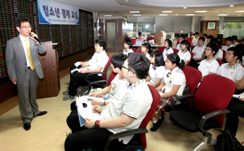 현대증권 청소년 경제교실에 참가한 성사고등학교 경제동아리학생들이 투자컨설팅센터 이 희 팀장의 강의을 듣고 있다.\r\n현대증권 청소년 경제교실에 참가한 성사고등학교 경제동아리학생들이 투자컨설팅센터 이 희 팀장의 강의을 듣고 있다.