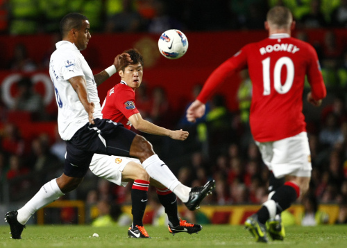 <YONHAP PHOTO-0573> Manchester United's Ji-Sung Park, center, vies for the ball against Tottenham Hotspurs' Tom Huddlestone during their English Premier League soccer match at the Old Trafford, Manchester, England, Monday Aug. 22, 2011. (AP Photo/Tim Hales)/2011-08-23 06:26:52/ <저작권자 ⓒ 1980-2011 ㈜연합뉴스. 무단 전재 재배포 금지.>\r\nManchester United’s Park Ji-sung (center) vies for the ball against Tottenham Hotspur’s Tom Huddlestone (left) during their English Premier League soccer match at the Old Trafford, Manchester, England, Monday.  AP-Yonhap News