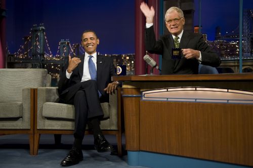 <YONHAP PHOTO-0648> (FILES): This September 21, 2009 file photo shows US President Barack Obama (L) joking with David Letterman during a taping of the Late Show with David Letterman in New York City. A jihadist has called on Muslims to murder David Letterman, saying the US talk show host deserved to have his tongue cut out after he joked about an Al-Qaeda leader killed in Pakistan, a US monitoring group said. SITE Monitoring Service said the death threat was posted Tuesday, August 16, 2011, on a website used by militants, after the jihadist became enraged seeing Letterman make a joke about militant Ilyas Kashmiri who is believed to have been killed in an airstrike in Pakistan in early June. AFP PHOTO / Files / Jim WATSON /2011-08-19 09:23:12/ <저작권자 ⓒ 1980-2011 ㈜연합뉴스. 무단 전재 재배포 금지.>\r\nU.S. President Barack Obama (left) jokes with David Letterman during a taping of the Late Show with David Letterman in September 2009 in New York City.  AFP-Yonhap News