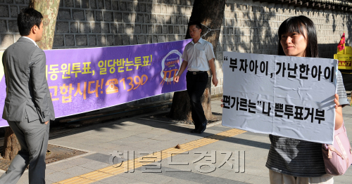 서울시 무상급식 주민투표를 하루 앞둔 23일 나쁜투표거부시민운동본부는 이날 오전 7시부터 서울시내 전 지하철역의 출구에서 동시다발 1인시위에 나섰다.시청역 출구 앞에서 관계자가 피켓 시위를 하고 있다.<br />이상섭 기자 babtong@heraldm.com 2011.08.23\r\nA citizen pickets near a Seoul subway station on Tuesday, urging people to boycott Wednesday’s free school meal vote. \n Lee Sang-sub/The Korea Herald\r\nA citizen pickets near a Seoul subway station on Tuesday, urging people to boycott Wednesday’s free school meal vote. \n Lee Sang-sub/The Korea Herald