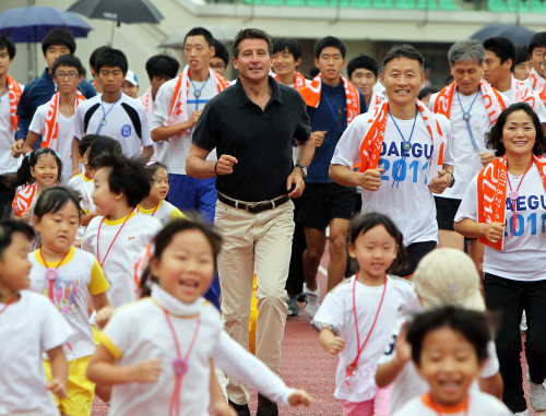 <YONHAP PHOTO-1064> <2011 육상>대구 찾은 런던올림픽 조직위원장 (대구=연합뉴스) 이재혁 기자 = 세바스찬 코 런던올림픽 조직위원장이 23일 대구시민운동장에서 아마추어 체육동호인들과 함께 100m 트랙을 달리고 있다. 2011.8.23 yij@yna.co.kr/2011-08-23 11:39:02/ <저작권자 ⓒ 1980-2011 ㈜연합뉴스. 무단 전재 재배포 금지.>\r\nSebastian Coe (center), chairman of London 2012 Olympic Committee and the vice president of the IAAF, runs with members of Daegu 2011 Sports Club on Tuesday at Daegu Citizen Stadium.  Yonhap News