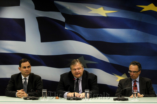 Evangelos Venizelos (center), Greece’s finance minister, speaks during a news conference in Athens.  Bloomberg\r\n에반겔로스 베니젤로스(가운데/그리스 재무장관)
