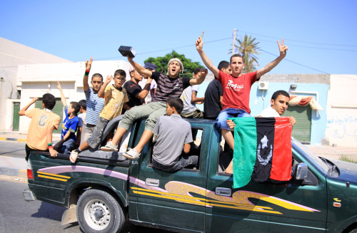 <YONHAP PHOTO-0940> (110823) -- TRIPOLI, Aug. 23, 2011 (Xinhua) -- Libyan rebels enter the suburb of Tripoli, capital of Libya, on Aug. 22, 2011. Libyan rebels vowed to capture Muammar Gaddafi as NATO continued airstrikes on Gaddafi's compound in Tripoli early Tuesday. (Xinhua/Hamza Turkia) (lr)/2011-08-23 10:36:15/ <저작권자 ⓒ 1980-2011 ㈜연합뉴스. 무단 전재 재배포 금지.>\r\nLibyan rebels enter the suburb of Tripoli, the capital of Libya, on Monday. Xinhua-Yonhap News