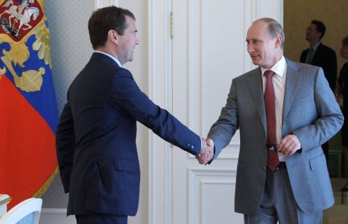 <YONHAP PHOTO-1947> Russian President Dmitry Medvedev (L) talks to Premier Vladimir Putin during their meeting in a presidential residence Bocharov Ruchei outside Sochi on August 5, 2011. Medvedev called the situation in Syria "dramatic" and expressed "enormous concern" over the violence in the country. AFP PHOTO/ RIA-NOVOSTI/ KREMLIN/ VLADIMIR RODIONOV /2011-08-05 21:50:45/ <저작권자 ⓒ 1980-2011 ㈜연합뉴스. 무단 전재 재배포 금지.>\r\nVladimir Putin (right) shakes hands with Dmitry Medvedev during their meeting in presidential residence Bocharov Ruchei outside Sochi on Aug. 5. AFP-Yonhap News.