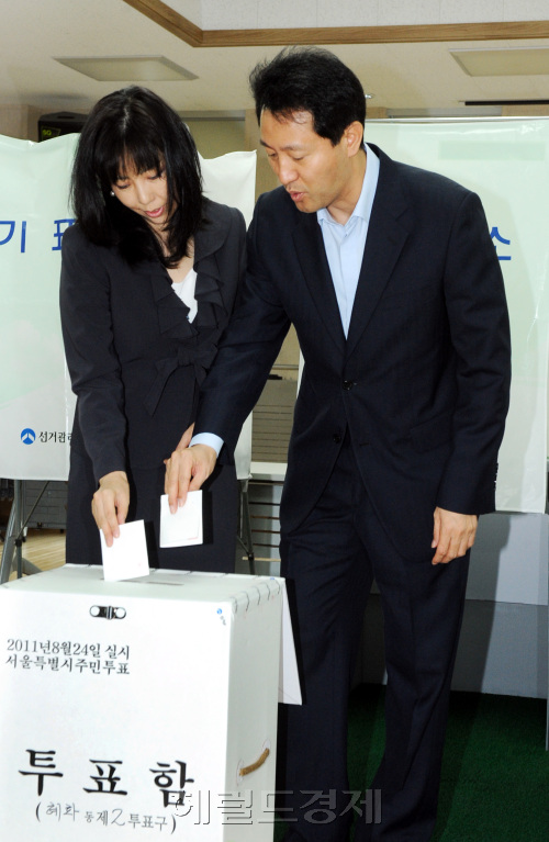 오세훈 서울시장과 부인 송현옥 교수가 무상급식 주민투표일인 24일 오전 서울 종로구 혜화동 제2투표소인 혜화동 자치회관에서 한표를 행사하고 있다. 박현구 기자phko@heraldm.com 2011.08.24\r\n오세훈 서울시장과 부인 송현옥 교수가 무상급식 주민투표일인 24일 오전 서울 종로구 혜화동 제2투표소인 혜화동 자치회관에서 한표를 행사하고 있다. 박현구 기자phko@heraldm.com 2011.08.24