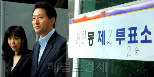 오세훈 서울시장과 부인 송현옥 교수가 무상급식 주민투표일인 24일 오전 서울 종로구 혜화동 제2투표소인 혜화동 자치회관에서 한표를 행사하고 있다. 박현구 기자phko@heraldm.com 2011.08.24\r\n오세훈 서울시장과 부인 송현옥 교수가 무상급식 주민투표일인 24일 오전 서울 종로구 혜화동 제2투표소인 혜화동 자치회관에서 한표를 행사하고 있다. 박현구 기자phko@heraldm.com 2011.08.24