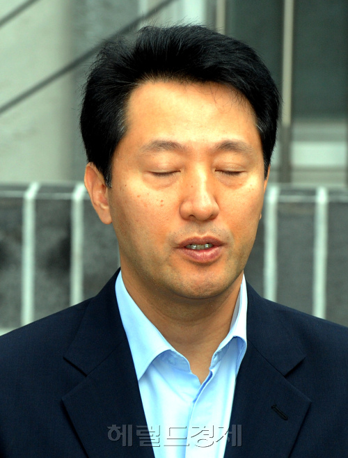 오세훈 서울시장과 부인 송현옥 교수가 무상급식 주민투표일인 24일 오전 서울 종로구 혜화동 제2투표소인 혜화동 자치회관에서 한표를 행사하고 있다. 박현구 기자phko@heraldm.com 2011.08.24\r\n오세훈 서울시장과 부인 송현옥 교수가 무상급식 주민투표일인 24일 오전 서울 종로구 혜화동 제2투표소인 혜화동 자치회관에서 한표를 행사하고 있다. 박현구 기자phko@heraldm.com 2011.08.24