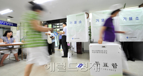 서울시 무상급식 주민투표가 시작된 24일 오전 서울 노원구 상계10동 주민자치센터에 마련되 투표소에서 시민들이 투표를 하고 있다.<br />김명섭 기자 msiron@\r\n서울시 무상급식 주민투표가 시작된 24일 오전 서울 노원구 상계10동 주민자치센터에 마련되 투표소에서 시민들이 투표를 하고 있다.\n김명섭 기자 msiron@