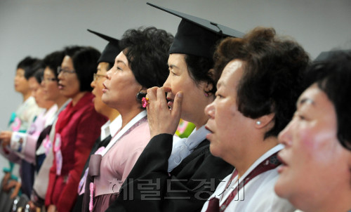 24일 오전 서울 마포구 양원주부학교에서 만학의 길을 걷고 있는 주부들의 졸업식이 열리고 있다./ 안훈기자 rosedale@ 2011.08.24\r\n24일 오전 서울 마포구 양원주부학교에서 만학의 길을 걷고 있는 주부들의 졸업식이 열리고 있다./ 안훈기자 rosedale@ 2011.08.24
