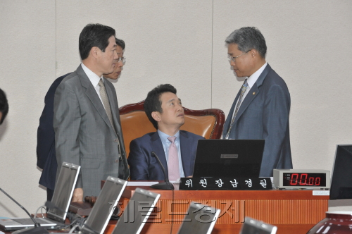 24일 오전 국회 외교통상통일위원회 주재로 열린 ‘한ㆍ미 FTA로 인한 농수축산업의 피해대책에 관한 공청회’ 시작 직전 남경필(가운데) 위원장과 유기준(왼쪽) 한나라당 간사, 김동철 민주당 간사가 의사일정 등을 협의하고 있다. 양동출 기자/dcyang@heraldm.com