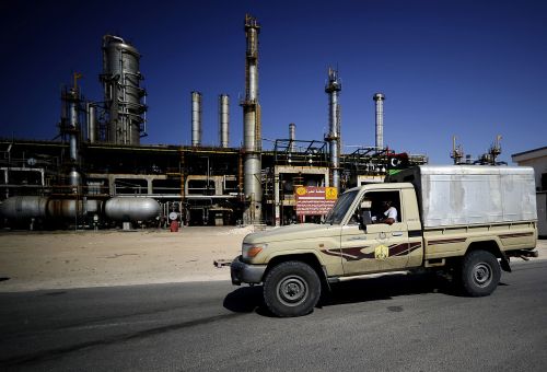 <YONHAP PHOTO-0458> Libyan rebels drive past the Zawiya oil refinery, some 40 kms west of Tripoli, on August 19, 2011 after taking complete control of the key oil refinery that is the only source of fuel to the capital, its manager said. AFP PHOTO / FILIPPO MONTEFORTE /2011-08-20 07:49:46/ <저작권자 ⓒ 1980-2011 ㈜연합뉴스. 무단 전재 재배포 금지.>\r\nLibyan rebels drive past the Zawiya oil refinery, some 40 km west of Tripoli, on Friday. AFP-Yonhap News