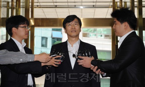 24일 오전  곽노현 서울특별시 교육감이 서울시 무상급식 주민투표가 실시된 24일 종로구에 위치한 서울특별시 교육청으로 출근하여 기자들의 질문에 답변을 하고 있다.<br />이상섭 기자 babtong@heraldm.com<br />2011.08.24\r\n24일 오전  곽노현 서울특별시 교육감이 서울시 무상급식 주민투표가 실시된 24일 종로구에 위치한 서울특별시 교육청으로 출근하여 기자들의 질문에 답변을 하고 있다.\n이상섭 기자 babtong@heraldm.com\n2011.08.24