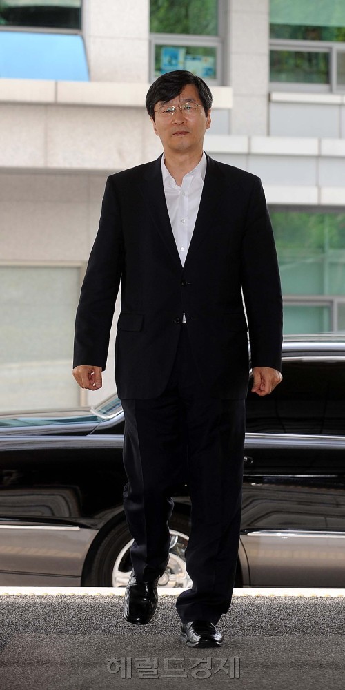24일 오전  곽노현 서울특별시 교육감이 서울시 무상급식 주민투표가 실시된 24일 종로구에 위치한 서울특별시 교육청으로 출근을 하고 있다.<br />이상섭 기자 babtong@heraldm.com<br />2011.08.24\r\n24일 오전  곽노현 서울특별시 교육감이 서울시 무상급식 주민투표가 실시된 24일 종로구에 위치한 서울특별시 교육청으로 출근을 하고 있다.\n이상섭 기자 babtong@heraldm.com\n2011.08.24