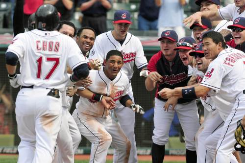<YONHAP PHOTO-0327> CLEVELAND, OH - AUGUST 23: Shin-Soo Choo #17 of the Cleveland Indians is greeted by his teammates after hitting a three run walk-off home run against the Seattle Mariners to win the game 7-5 at Progressive Field on August 23, 2011 in Cleveland, Ohio. Jason Miller/Getty Images/AFP== FOR NEWSPAPERS, INTERNET, TELCOS & TELEVISION USE ONLY == /2011-08-24 06:19:12/ <저작권자 ⓒ 1980-2011 ㈜연합뉴스. 무단 전재 재배포 금지.>\r\nChoo Shin-soo (left) of the Cleveland Indians is greeted by his teammates after hitting a three run walk-off home run at Progressive Field in Cleveland, Ohio, Tuesday.  AFP-Yonhap News\r\nChoo Shin-soo (left) of the Cleveland Indians is greeted by his teammates after hitting a three run walk-off home run at Progressive Field in Cleveland, Ohio, Tuesday.  AFP-Yonhap News