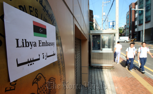 A new flag made by Libya’s opposition forces is posted at the Libyan Embassy in Seoul on Tuesday. Yonhap News