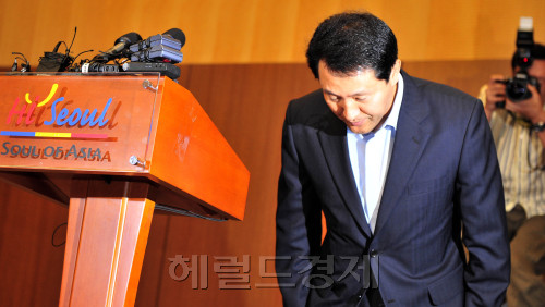 오세훈 서울시장이 24일 오후 서울 시청 투표상황실에서 무상급식 주민투표가  유효 투표율 33.3%를 달성하지 못한 것에 대해 소감을 밝히고 있다.<br />김명섭 기자 msiron@\r\n오세훈 서울시장이 24일 오후 서울 시청 투표상황실에서 무상급식 주민투표가  유효 투표율 33.3%를 달성하지 못한 것에 대해 소감을 밝히고 있다.\r\n김명섭 기자 msiron@