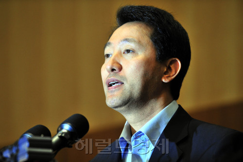 오세훈 서울시장이 24일 오후 서울 시청 투표상황실에서 무상급식 주민투표가  유효 투표율 33.3%를 달성하지 못한 것에 대해 소감을 밝히고 있다.<br />김명섭 기자 msiron@\r\n오세훈 서울시장이 24일 오후 서울 시청 투표상황실에서 무상급식 주민투표가  유효 투표율 33.3%를 달성하지 못한 것에 대해 소감을 밝히고 있다.\r\n김명섭 기자 msiron@