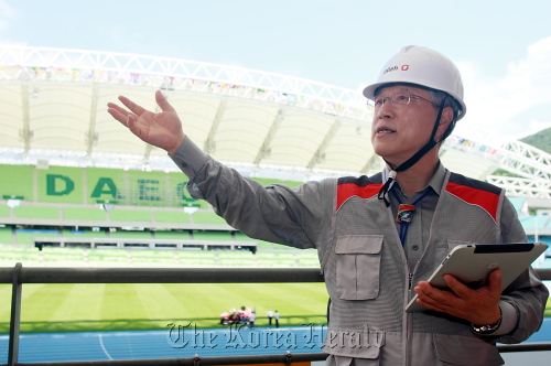 KT chairman Lee Suk-chae inspects the firm’s established network services at the main stadium ahead of the global sports competition in Daegu earlier this week.  KT Corp.
