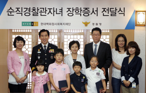 정지선(오른쪽 세 번째) 현대백화점그룹 회장은 지난 24일 오후 경찰청을 방문해 순직경찰관 자녀 70명에게 ‘파랑새 장학금’ 1억4000만원을 전달했다. ‘파랑새 장학금’은 현대백화점 사회복지재단이 순직한 경찰관의 자녀 중 경찰청장이 추천한 미취학 아동 및 초등학생 70명을 대상으로 매년 200만원씩 총 1억4000만원의 학비를 지원하는 제도로, 올해부터 시작했다.