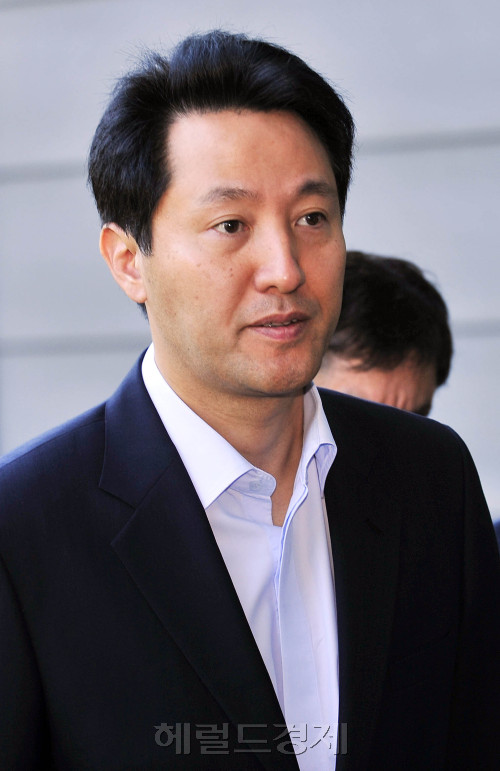 서울시 무상급식 주민투표가 개표 투표율 33.3%를 넘지 못한 투표율 25.7%를 기록하며 개표 무산으로 끝난 가운데 25일 오전 오세훈 서울시장이 시청사로 출근하고 있다.<br />김명섭 기자 msiron@