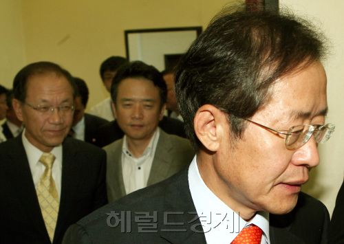 한나라당 홍준표 대표가 25일 오전 국회에서 열린 최고위원회의장에 들어서고 있다.양동출dcyang@heraldm.com/110825/\r\n한나라당 홍준표 대표가 25일 오전 국회에서 열린 최고위원회의장에 들어서고 있다.양동출dcyang@heraldm.com/110825/\r\n한나라당 홍준표 대표가 25일 오전 국회에서 열린 최고위원회의장에 들어서고 있다. 양동출 기자/dcyang@heraldm.com
