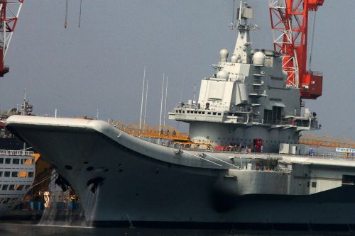 <YONHAP PHOTO-1394> This photo taken on August 4, 2011 shows China's first aircraft carrier, the former Soviet carrier Varyag which China bought from Ukraine in 1998, at the port of Dalian, in northeast China's Liaoning province. The aircraft carrier has begun its inaugural sea trial, the defence ministry said on August 10, a move likely to stoke concerns about the nation's rapid military expansion. CHINA OUT AFP PHOTO /2011-08-10 15:02:51/ <저작권자 ⓒ 1980-2011 ㈜연합뉴스. 무단 전재 재배포 금지.>\r\nChina’s first aircraft carrier Varyag docked at the port of Dalian, in northeast China’s Liaoning province on Aug. 4. AFP-Yonhap News