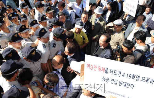 25일 오전 서울 남산 자유총연맹광장앞 인도에서 열린 이승만 전대통령 동상 제막시에 반대하는 시민들이 제막식 규탄 집회를 갖고 있다. 동상 건립 반대단체가 행사장으로 들어가기위해 경찰들과 몸싸움을 하고 있다.<br />이상섭 기자 babtong@heraldm.com 2011.08.25\r\n25일 오전 서울 남산 자유총연맹광장앞 인도에서 열린 이승만 전대통령 동상 제막시에 반대하는 시민들이 제막식 규탄 집회를 갖고 있다. 동상 건립 반대단체가 행사장으로 들어가기위해 경찰들과 몸싸움을 하고 있다.\n이상섭 기자 babtong@heraldm.com 2011.08.25