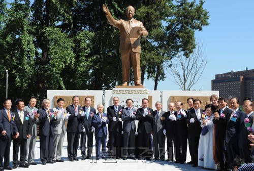 25일 오전 한국자유총연맹은 서울 남산 자유총연맹 광장에서 이승만 저내통령 동상 제막식을 가졌다. 이 전대통령의 동상은 1956년에 남산에 세워졌으나 1960년 4.19혁명 이후 철거 됐다가 51년 만에 다시 세워지게 됐다. <br />이상섭 기자 babtong@heraldm.com 2011.08.25\r\n25일 오전 한국자유총연맹은 서울 남산 자유총연맹 광장에서 이승만 저내통령 동상 제막식을 가졌다. 이 전대통령의 동상은 1956년에 남산에 세워졌으나 1960년 4.19혁명 이후 철거 됐다가 51년 만에 다시 세워지게 됐다. \n이상섭 기자 babtong@heraldm.com 2011.08.25