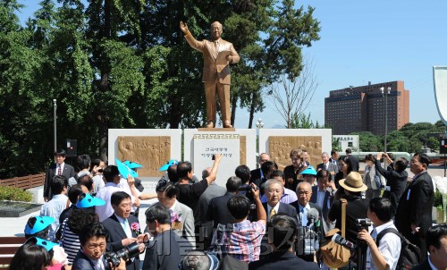 25일 오전 한국자유총연맹은 서울 남산 자유총연맹 광장에서 이승만 저내통령 동상 제막식을 가졌다. 이 전대통령의 동상은 1956년에 남산에 세워졌으나 1960년 4.19혁명 이후 철거 됐다가 51년 만에 다시 세워지게 됐다. 많은 시민들이 동상 앞에서 기념촬영을 하고 있다.<br />이상섭 기자 babtong@heraldm.com 2011.08.25\r\n25일 오전 한국자유총연맹은 서울 남산 자유총연맹 광장에서 이승만 저내통령 동상 제막식을 가졌다. 이 전대통령의 동상은 1956년에 남산에 세워졌으나 1960년 4.19혁명 이후 철거 됐다가 51년 만에 다시 세워지게 됐다. 많은 시민들이 동상 앞에서 기념촬영을 하고 있다.\n이상섭 기자 babtong@heraldm.com 2011.08.25