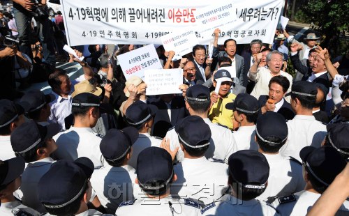 25일 오전 서울 남산 자유총연맹광장앞 인도에서 열린 이승만 전대통령 동상 제막시에 반대하는 시민들이 제막식 규탄 집회를 갖고 있다. 동상 건립 반대단체가 행사장으로 들어가기위해 경찰들과 몸싸움을 하고 있다.<br />이상섭 기자 babtong@heraldm.com 2011.08.25\r\n25일 오전 서울 남산 자유총연맹광장앞 인도에서 열린 이승만 전대통령 동상 제막시에 반대하는 시민들이 제막식 규탄 집회를 갖고 있다. 동상 건립 반대단체가 행사장으로 들어가기위해 경찰들과 몸싸움을 하고 있다.\n이상섭 기자 babtong@heraldm.com 2011.08.25