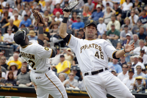 <YONHAP PHOTO-0385> Pittsburgh Pirates first baseman Garrett Jones (46) almost runs into third baseman Josh Harrison as he catches a pop fly by Milwaukee Brewers' Casey McGehee in the sixth inning of a baseball game Wednesday, Aug. 24, 2011, in Pittsburgh. The Pirates managed a split of the four game series with a 2-0 win. (AP Photo/Keith Srakocic)/2011-08-25 05:39:34/ <저작권자 ⓒ 1980-2011 ㈜연합뉴스. 무단 전재 재배포 금지.>\r\nPittsburgh Pirates first baseman Garrett Jones (right) almost runs into third baseman Josh Harrison as he catches a pop fly by Milwaukee Brewers’ Casey McGehee in the sixth inning of a baseball game in Pittsburgh on Wedensday.  AP-Yonhap News