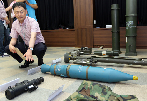 <YONHAP PHOTO-0677> 軍물품 불법 유통업자 5명 적발 (서울=연합뉴스) 신준희 기자 = 서울지방경찰청 국제범죄수사대가 25일 짝퉁 야전 점퍼와 폐기처분된 미군 훈련용 미사일 등 각종 군용물품을 불법 유통시킨 혐의로 판매업자 윤모(54)씨 등 5명을 불구속 입건했다. 사진은 이날 오전 서울 마포경찰서에서 공개된 압수 증거물. 2011.8.25 << 사회부 기사 참조 >> hama@yna.co.kr/2011-08-25 10:09:49/ <저작권자 ⓒ 1980-2011 ㈜연합뉴스. 무단 전재 재배포 금지.>\r\nPolice display fake field jackets, scrapped U.S. missiles and military items seized from military gear traffickers in Seoul on Thursday. Yonhap News