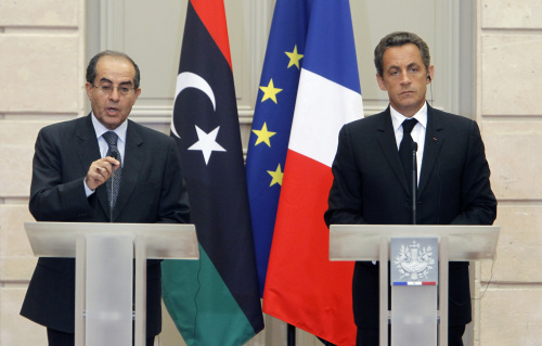 <YONHAP PHOTO-0205> France's President Nicolas Sarkozy, right, reacts with the head of Libya's opposition government Mahmoud Jibril during at their meeting at the Elysee Palace in Paris. Wednesday, Aug. 24, 2011. (AP Photo/Jacques Brinon)/2011-08-25 05:03:47/ <저작권자 ⓒ 1980-2011 ㈜연합뉴스. 무단 전재 재배포 금지.>\r\nFrance’s President Nicolas Sarkozy (right) with Libya’s opposition government head Mahmoud Jibril during their meeting at the Elysee Palace in Paris on Wednesday.           AP-Yonhap News